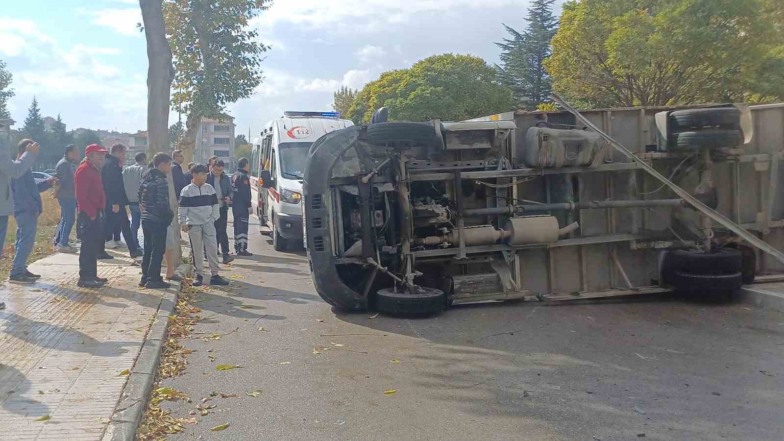 corumda kamyonet ile otomobil carpisti 1i cocuk 5 yarali 1 LpYCnCSK