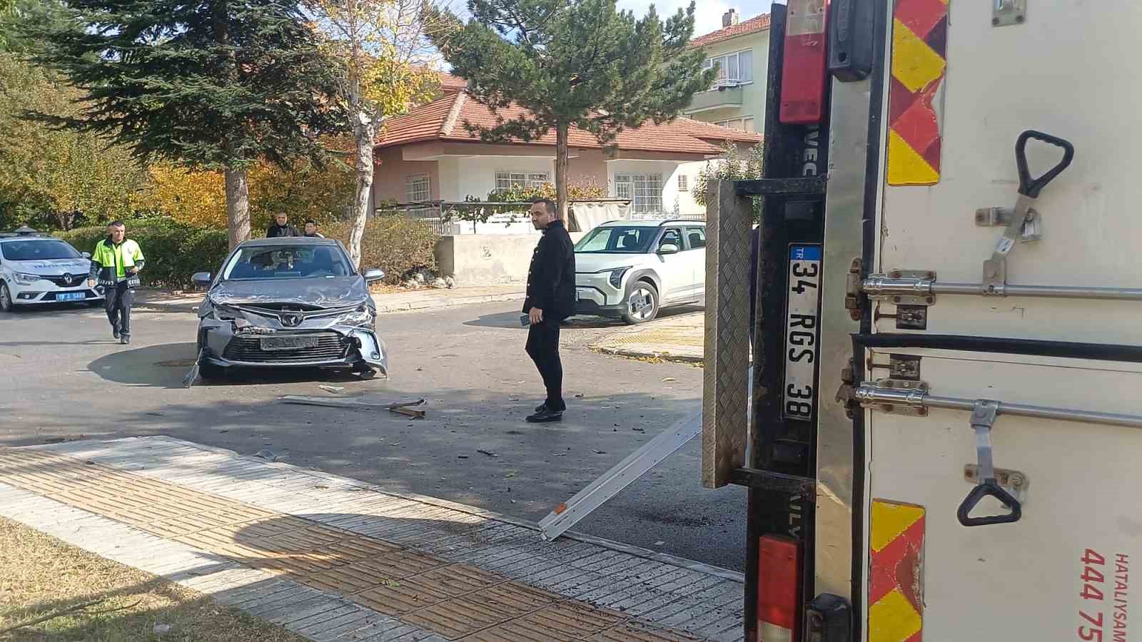 corumda kamyonet ile otomobil carpisti 1i cocuk 5 yarali 2 hRJJQul1