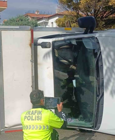 corumda-kamyonet-ile-otomobil-carpisti-1i-cocuk-5-yarali-6NrWFykL.jpg