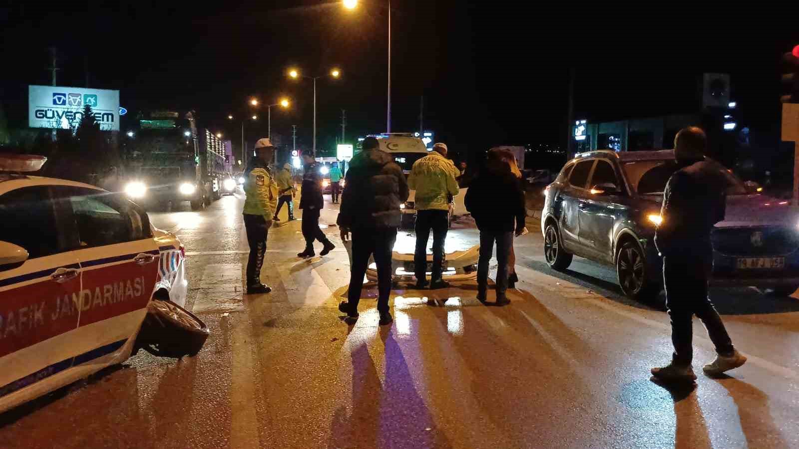 corumda kirmizi isikta zincirleme kaza 2 jandarma personeli yaralandi 4 c1JTX1kw