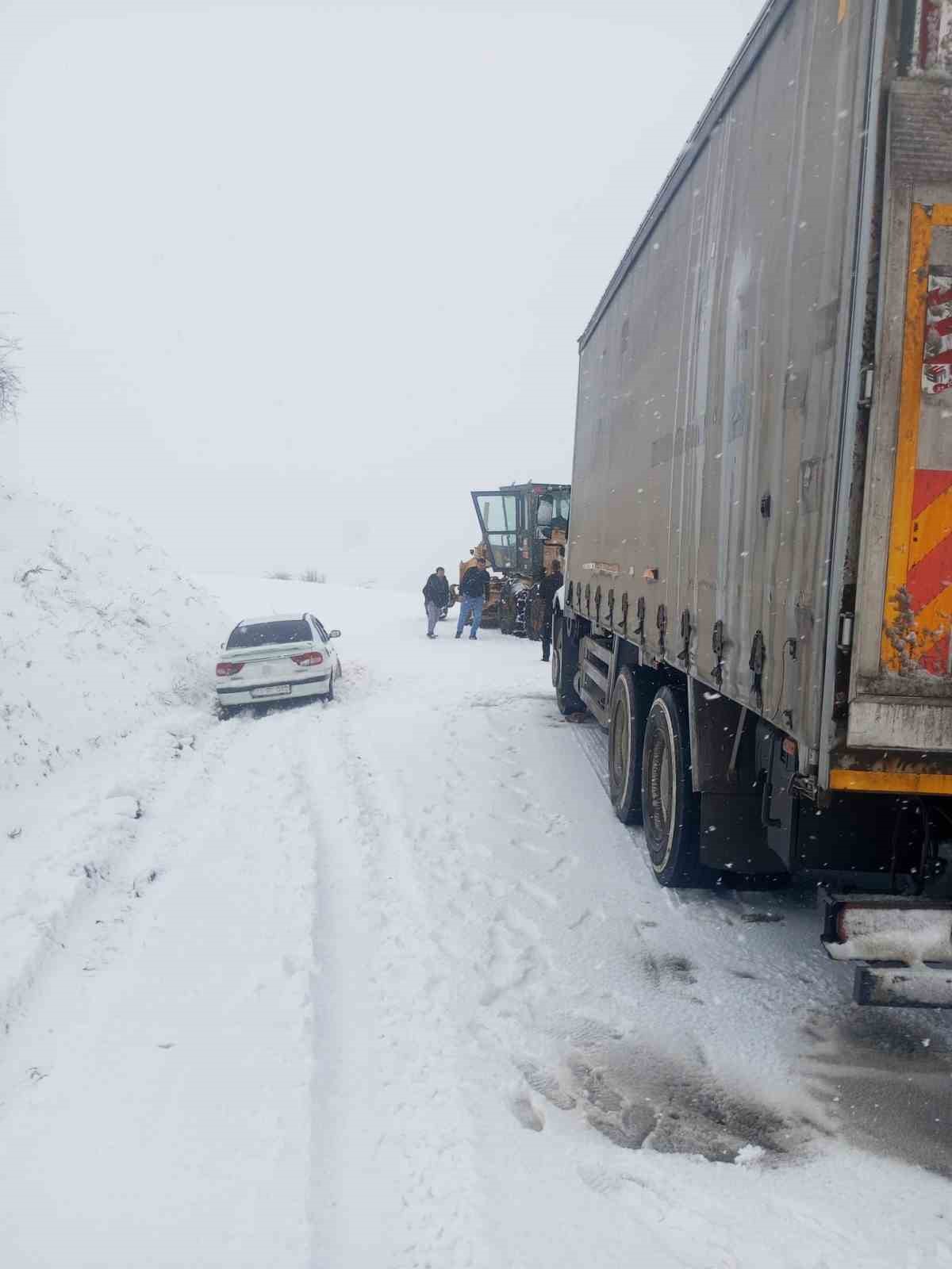 corumda mahsur kalan araclar icin ekipler seferber oldu 6 1O2QaNt2