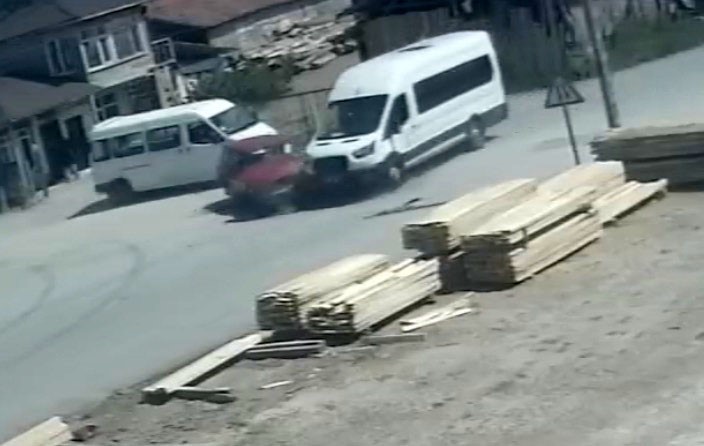 corumda minibus ile otomobil carpisti 2 yarali 0 iwZwZHEU