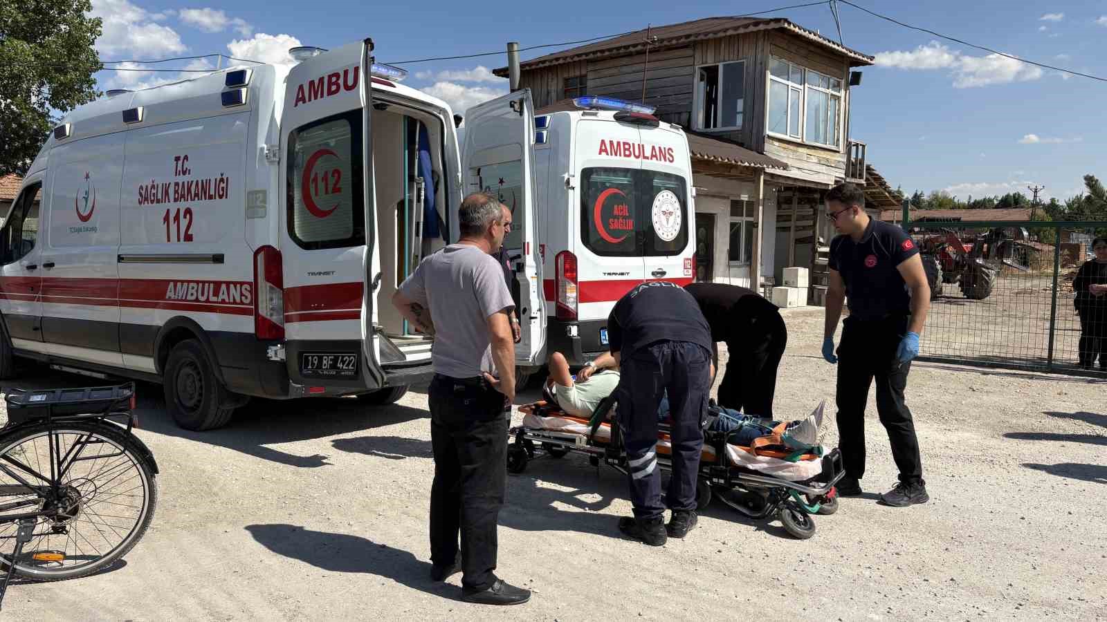 corumda minibus ile otomobil carpisti 2 yarali 1 RRJSmKBe