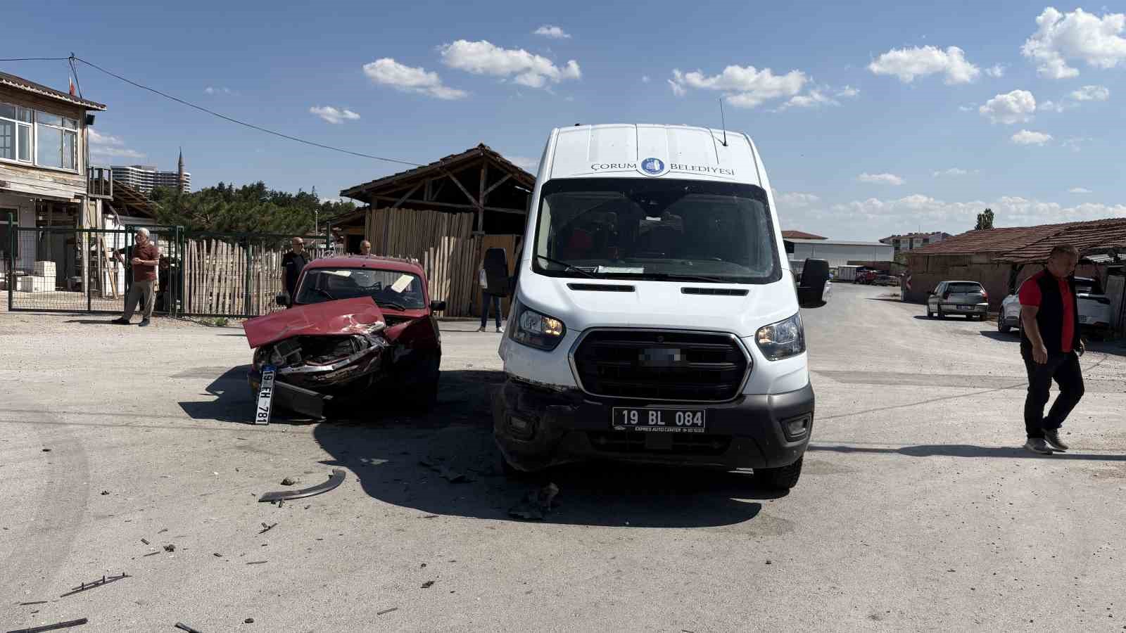 corumda minibus ile otomobil carpisti 2 yarali 2 9VFScTSS