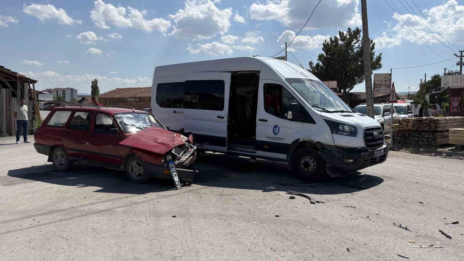 corumda minibus ile otomobil carpisti 2 yarali 3