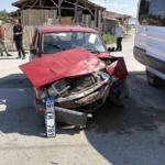 corumda-minibus-ile-otomobil-carpisti-2-yarali-e4aknWig.jpg