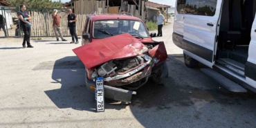 corumda-minibus-ile-otomobil-carpisti-2-yarali-e4aknWig.jpg