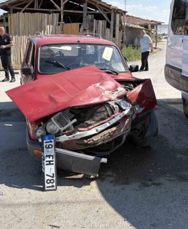 corumda-minibus-ile-otomobil-carpisti-2-yarali-e4aknWig.jpg