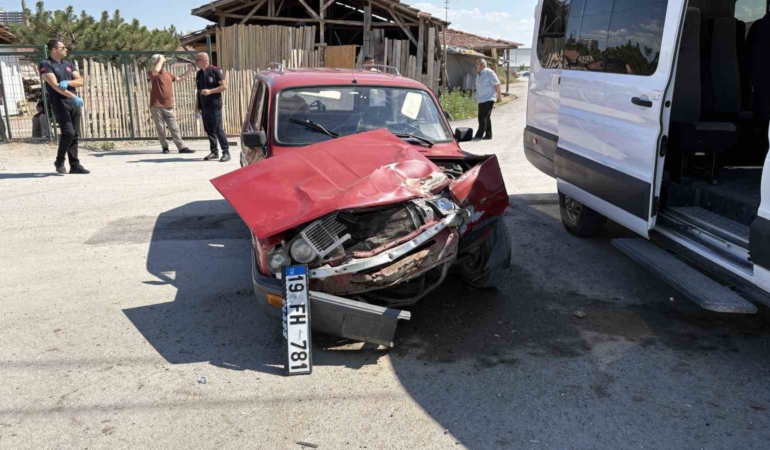 corumda-minibus-ile-otomobil-carpisti-2-yarali-e4aknWig.jpg