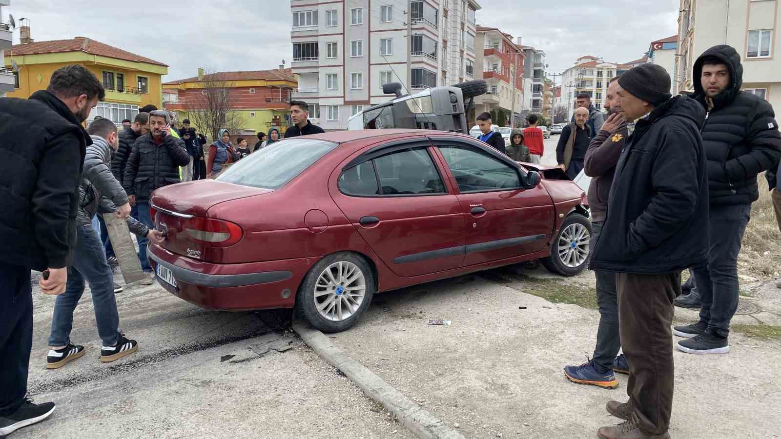 corumda minibus ile otomobil carpisti 5 yarali 1 lksPXqls