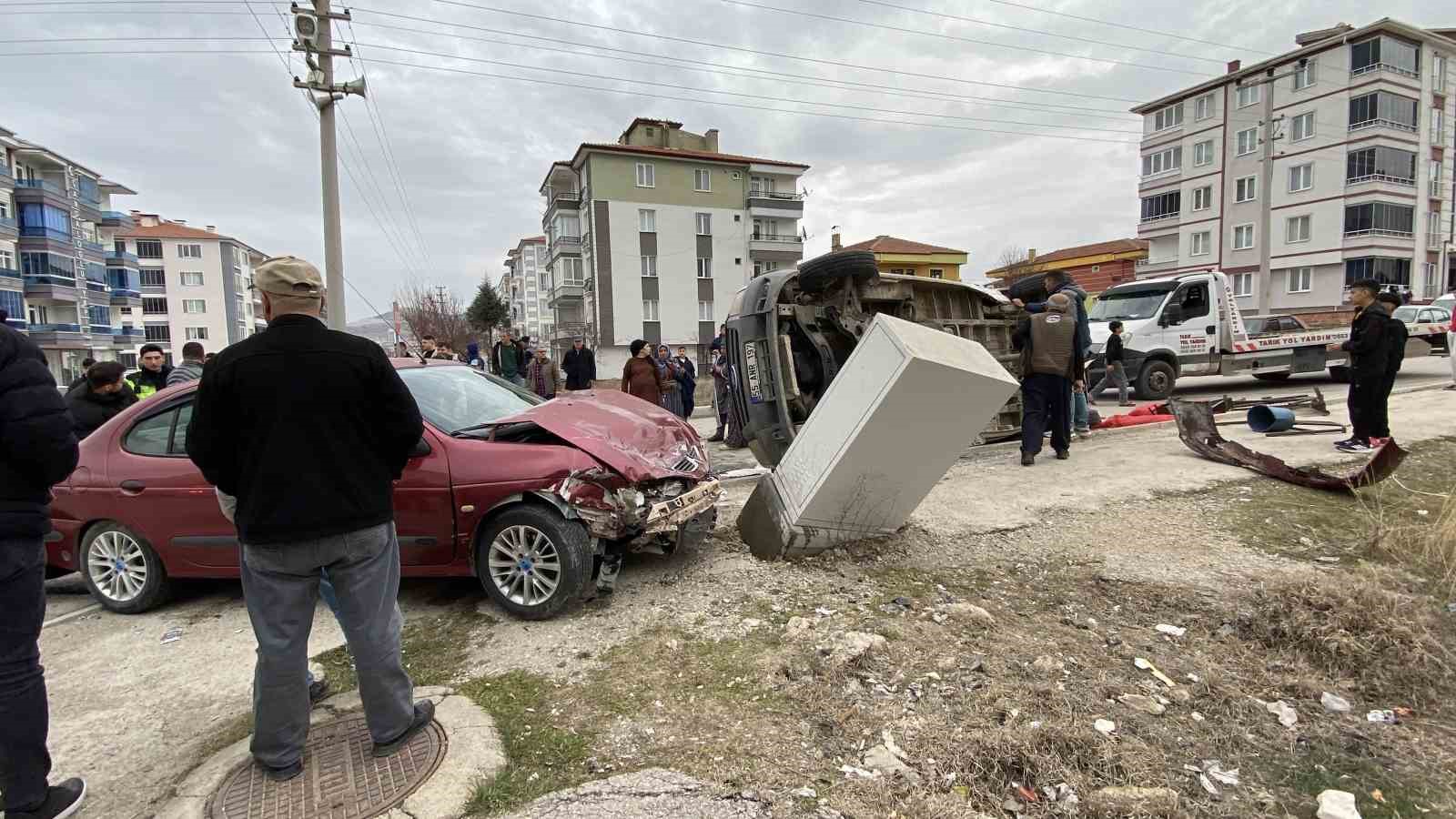 corumda minibus ile otomobil carpisti 5 yarali 2 Ewn1m2rL