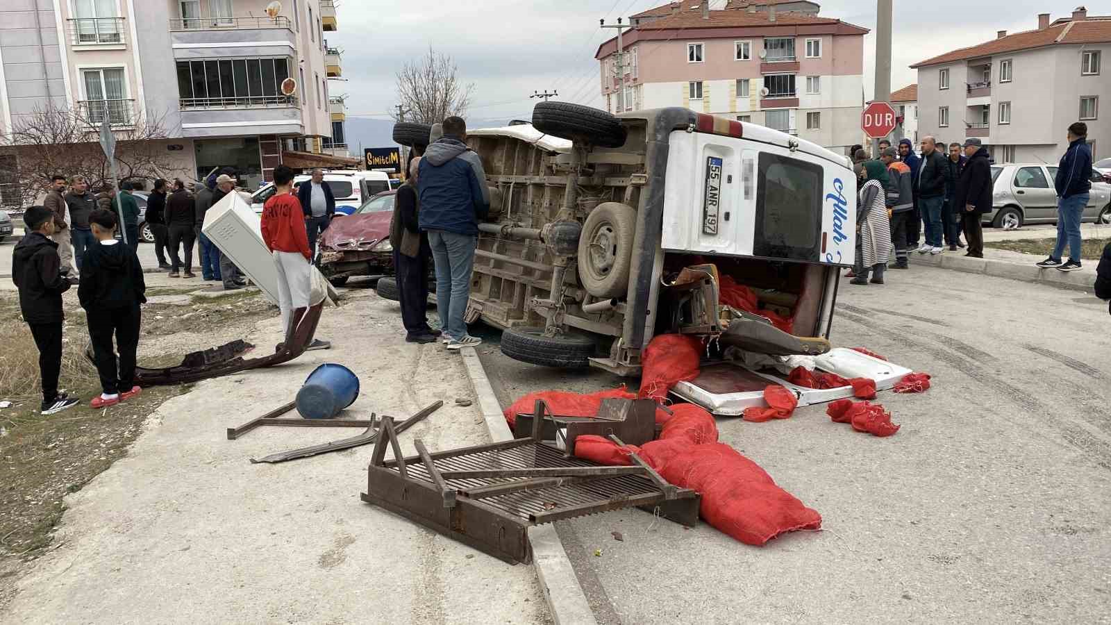 corumda minibus ile otomobil carpisti 5 yarali 3 HfFsKQqu