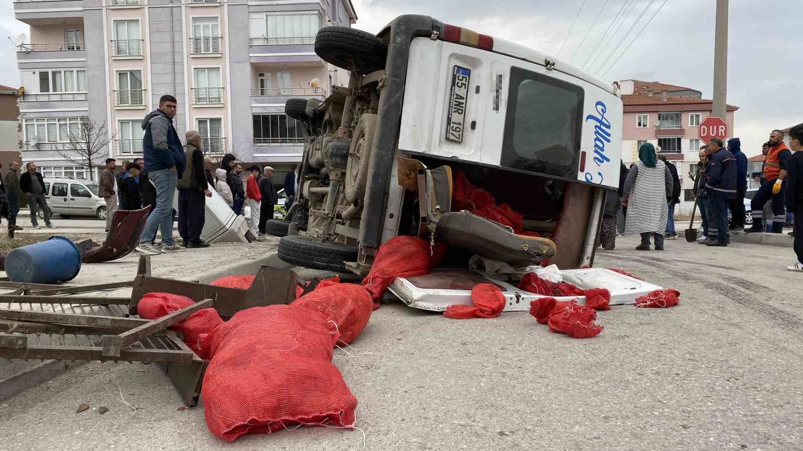 corumda minibus ile otomobil carpisti 5 yarali 4 iqeKShpQ