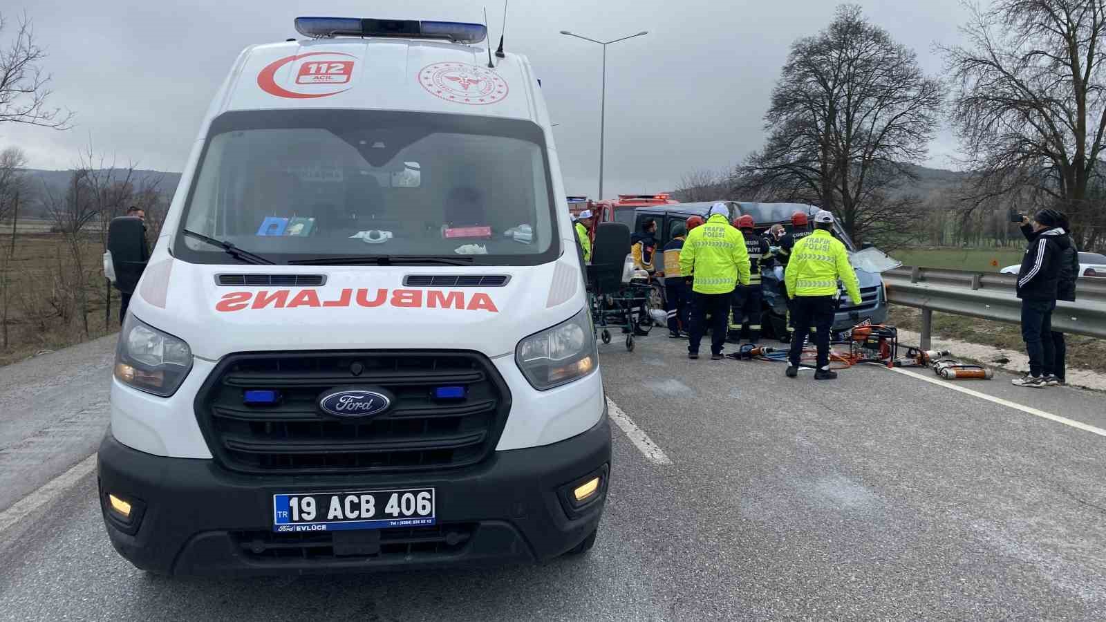 corumda minibus tira carpti surucu aracta sikisti esi ve kizi yola savruldu 1 n6YbznwK