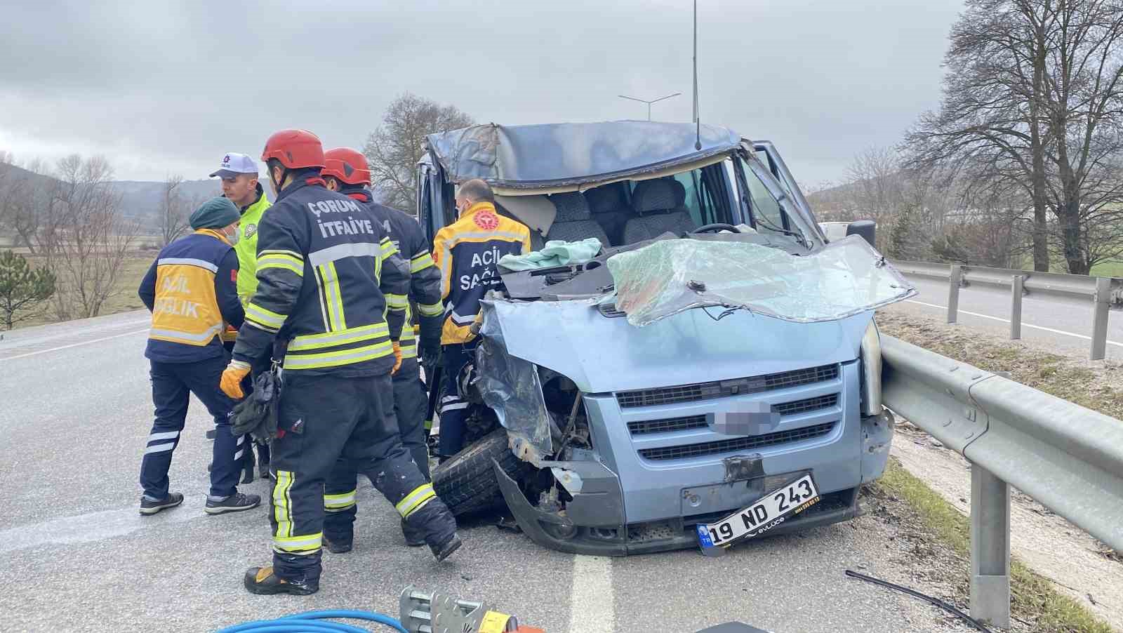 corumda minibus tira carpti surucu aracta sikisti esi ve kizi yola savruldu 2 fNYFGgtH