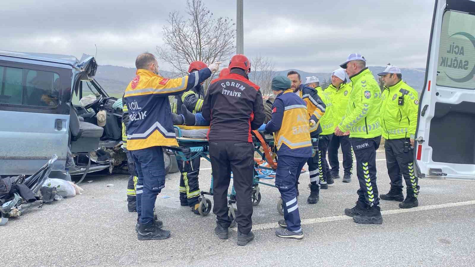 corumda minibus tira carpti surucu aracta sikisti esi ve kizi yola savruldu 3 2OGYmfNw