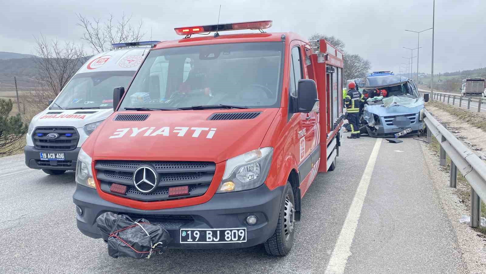 corumda minibus tira carpti surucu aracta sikisti esi ve kizi yola savruldu 8 ZlKWzQS6