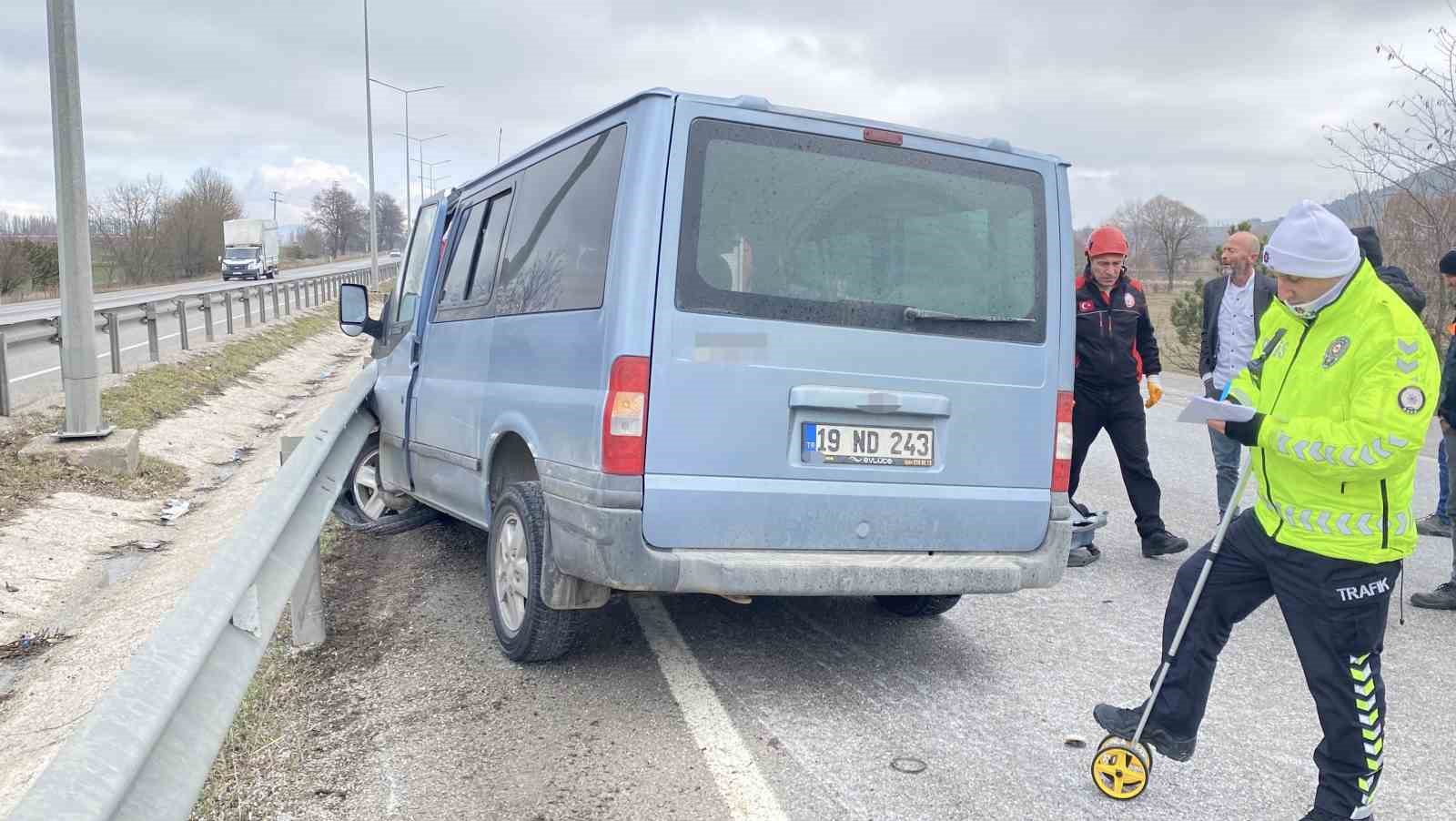 corumda minibus tira carpti surucu aracta sikisti esi ve kizi yola savruldu 9 8Ji3u2Pe