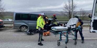 corumda-minibus-tira-carpti-surucu-aracta-sikisti-esi-ve-kizi-yola-savruldu-HRMXcHPL.jpg