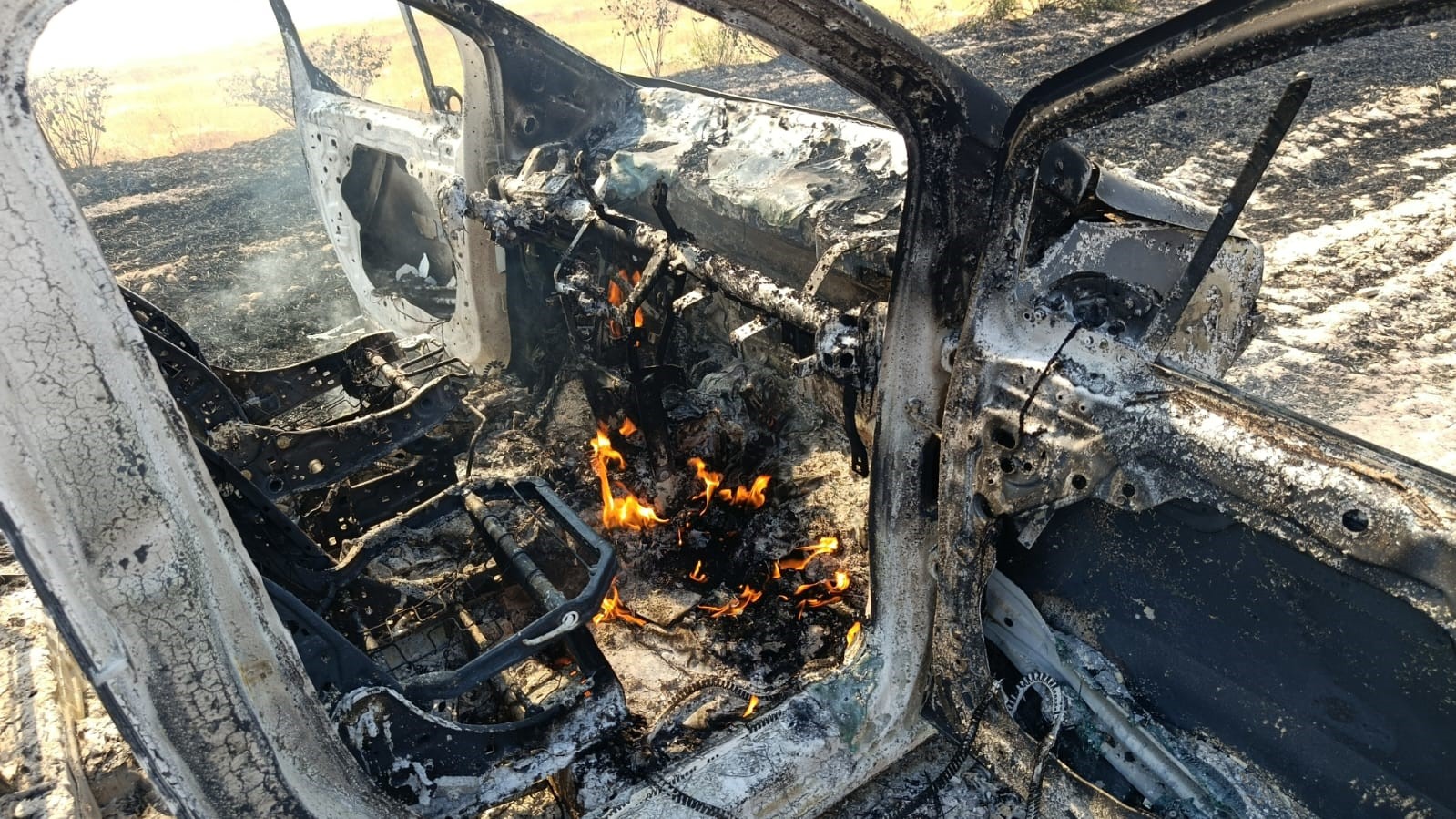 Çorum’da örtü yangınının sıçradığı hafif ticari araç küle döndü 5 corumda ortu yangininin sicradigi hafif ticari arac kule dondu 1 tWWQWPEP