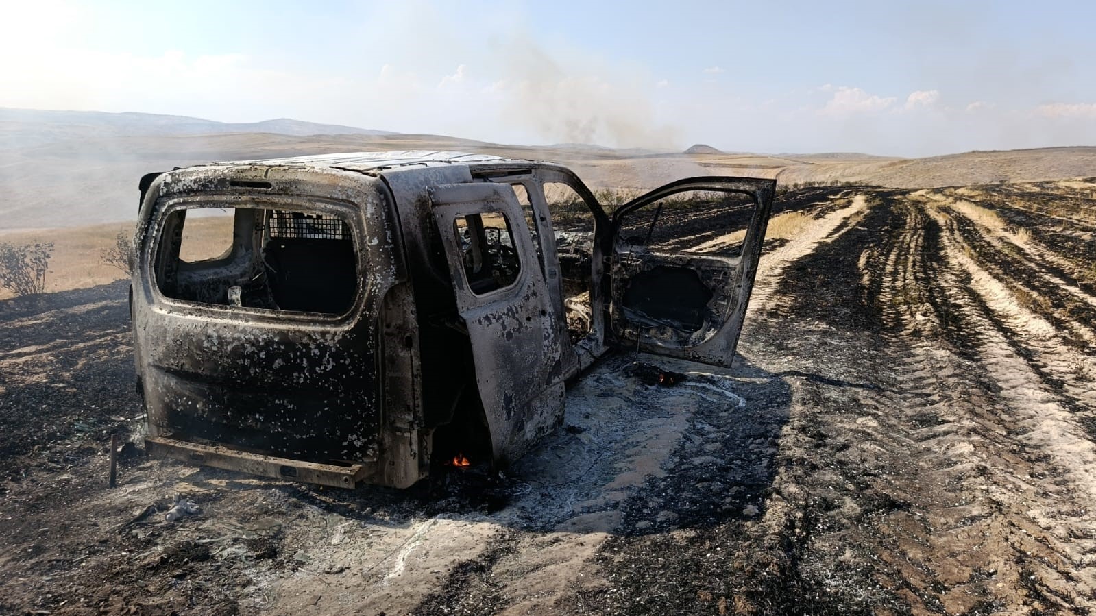 Çorum’da örtü yangınının sıçradığı hafif ticari araç küle döndü 6 corumda ortu yangininin sicradigi hafif ticari arac kule dondu 2