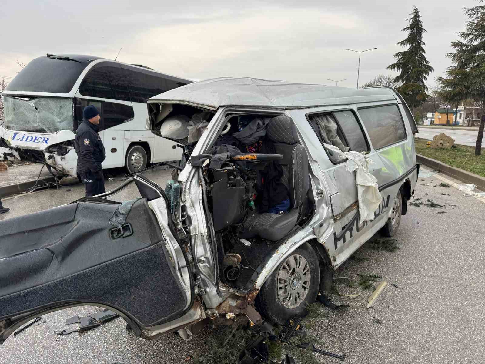 corumda otobus ile minibus carpisti 1i agir 7 yarali 1