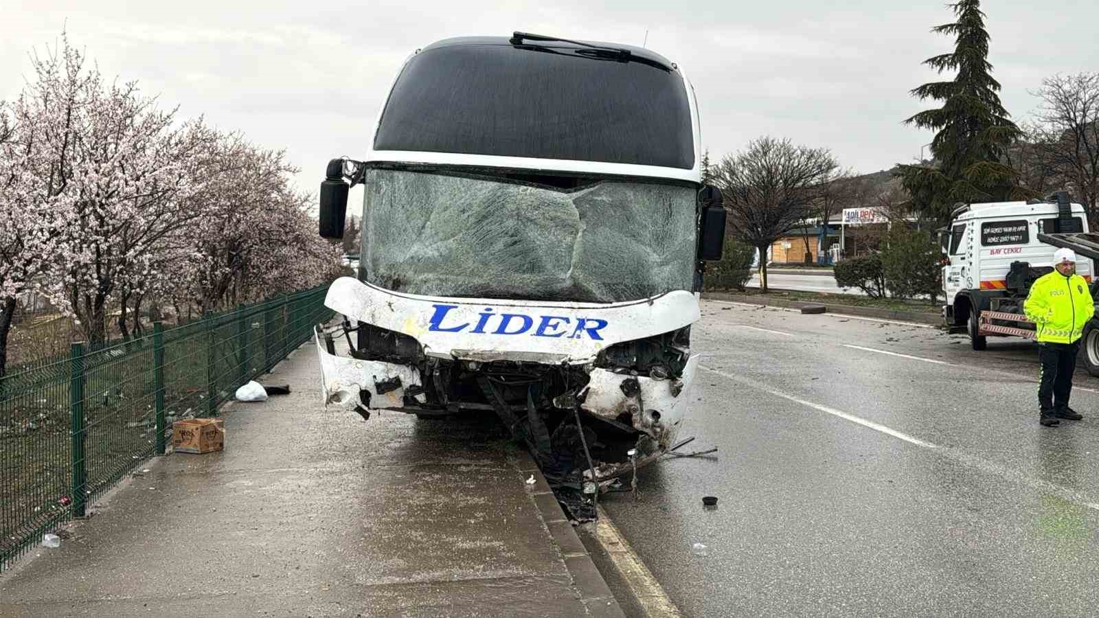 corumda otobus ile minibus carpisti 1i agir 7 yarali 2 TyYNpn8Z