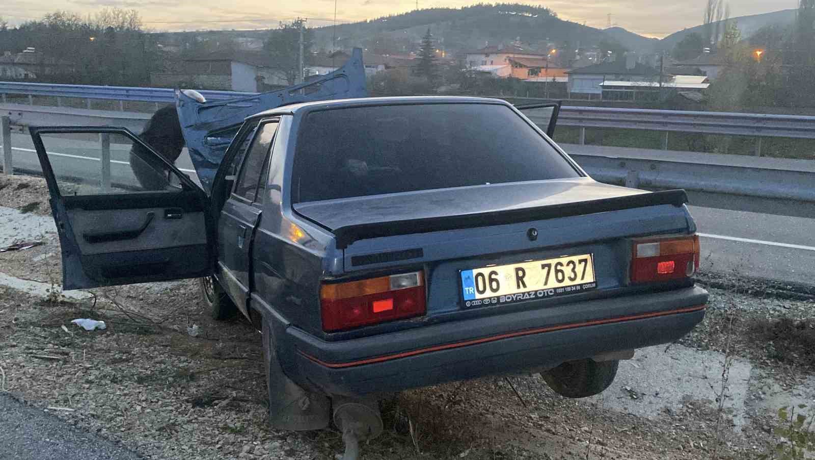 corumda otomobil bariyere carpti 2 yarali 3 s6zWKU76