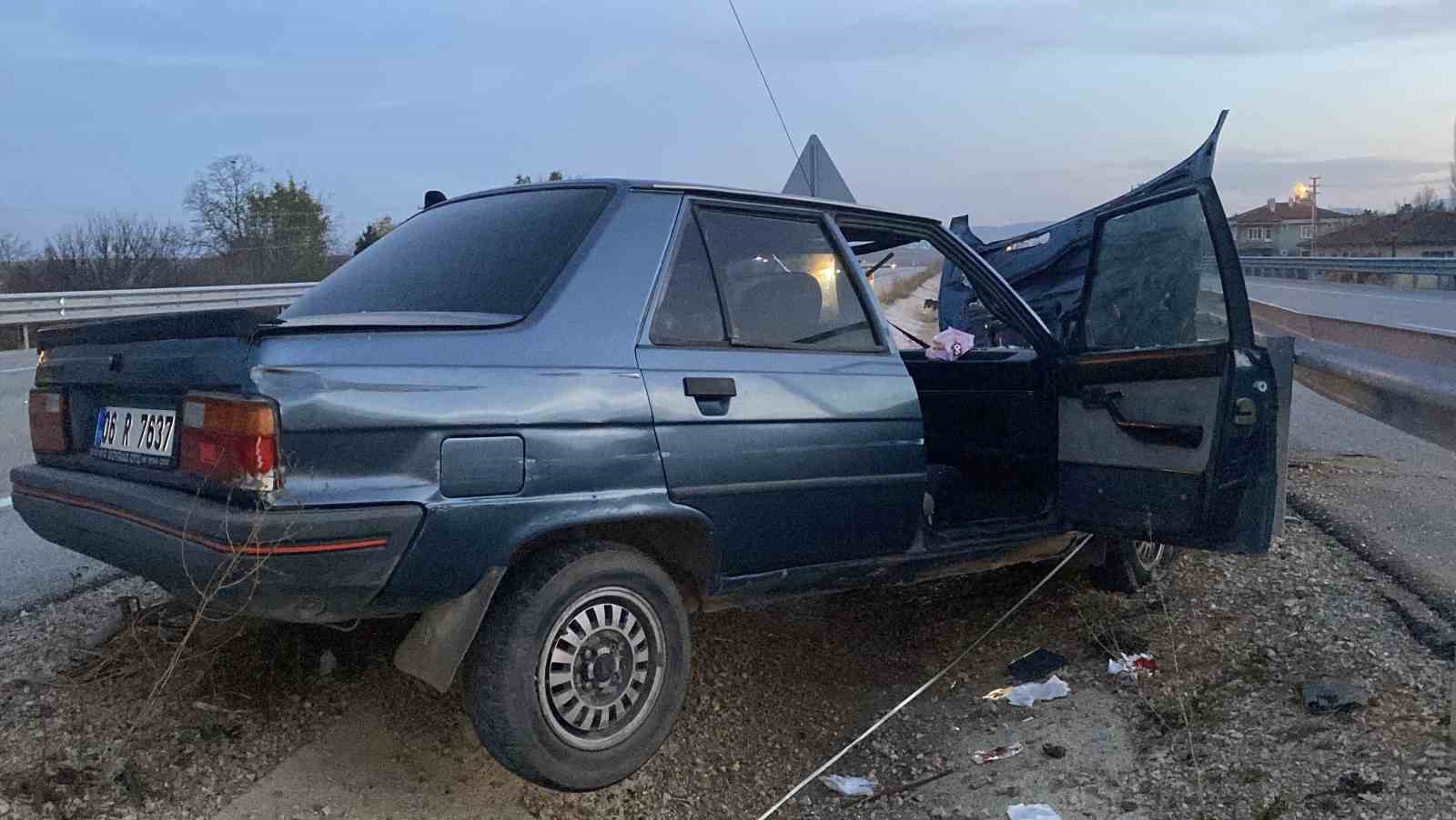 corumda otomobil bariyere carpti 2 yarali 5 uBeuaWqZ