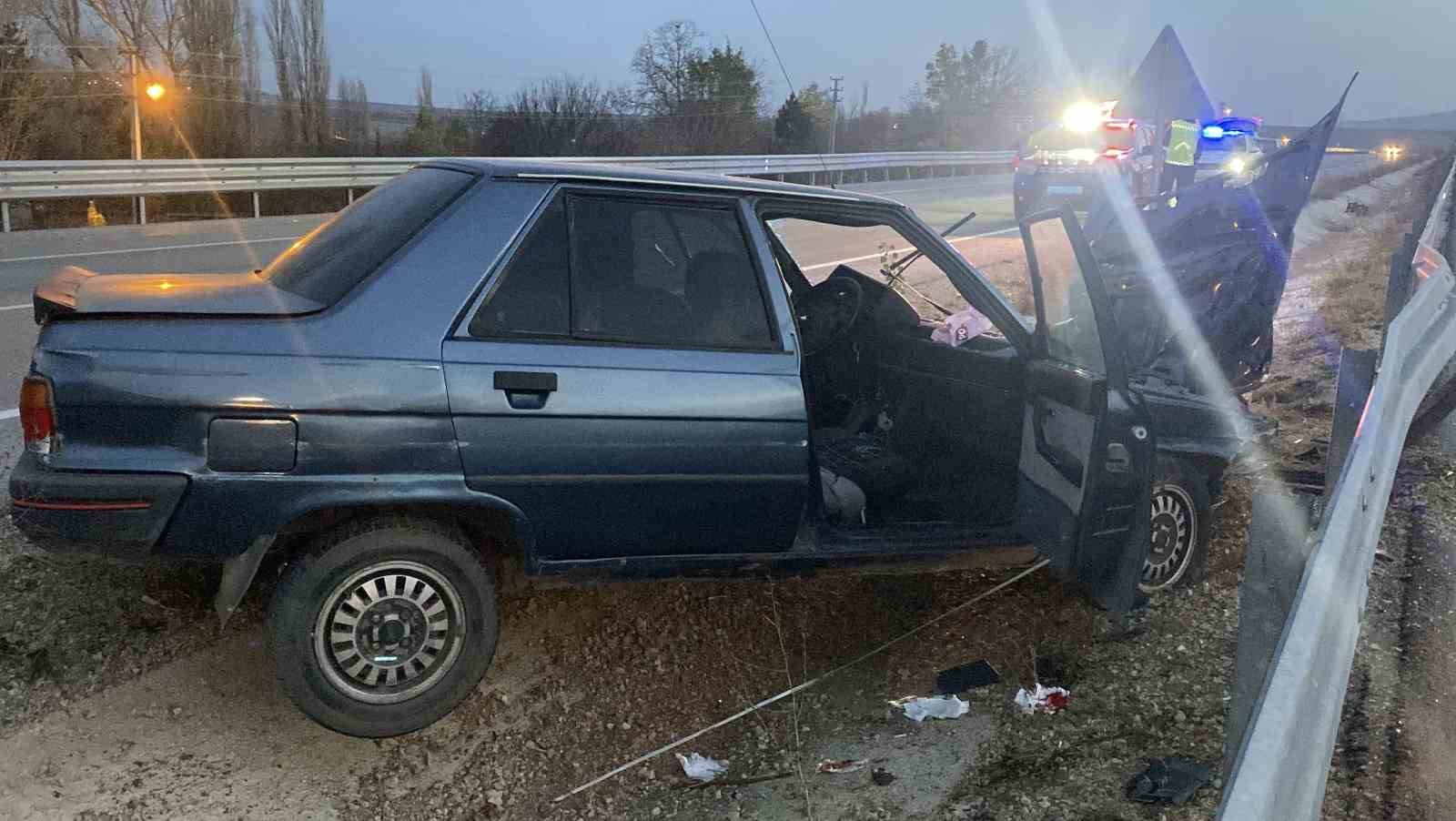 corumda otomobil bariyere carpti 2 yarali 6 r6qpSgX6