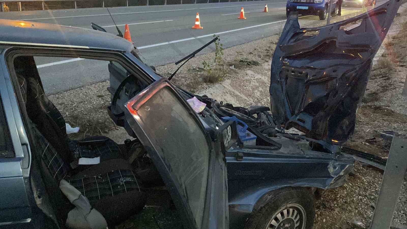 corumda otomobil bariyere carpti 2 yarali 7 eitErQJL