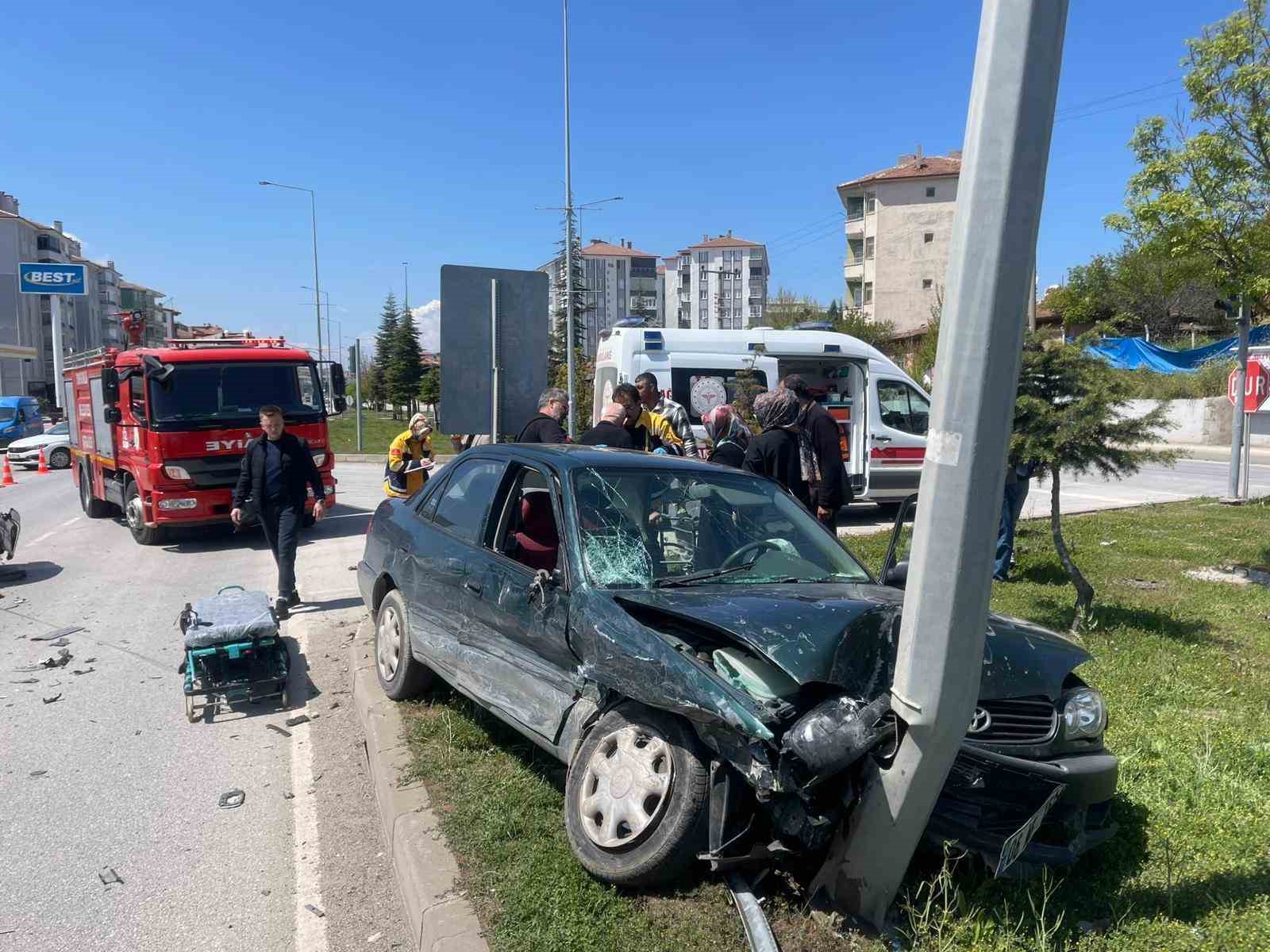 corumda otomobil ile cip carpisti 2 yarali 1