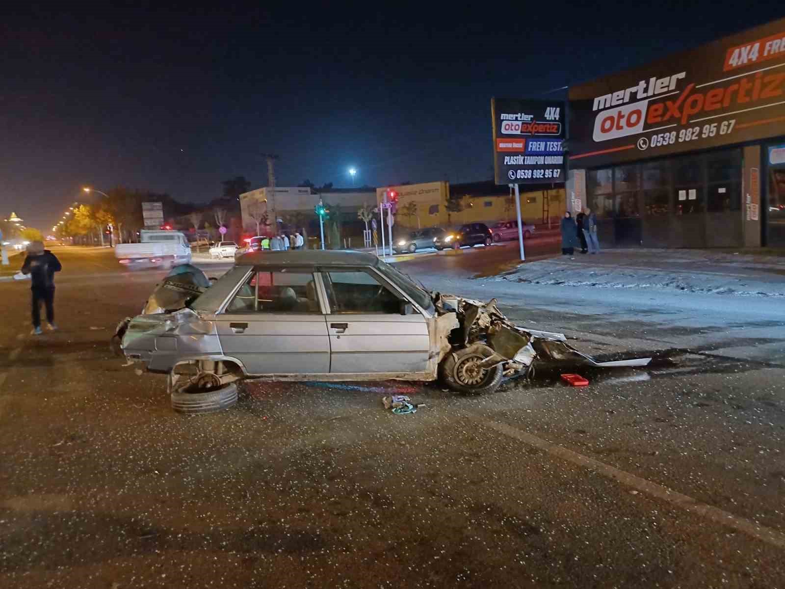 corumda otomobil ile tir carpisti 1 yarali 6 J7TMzBkR