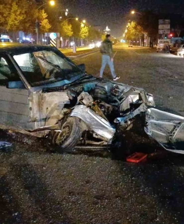 corumda-otomobil-ile-tir-carpisti-1-yarali-OLFtcdmv.jpg