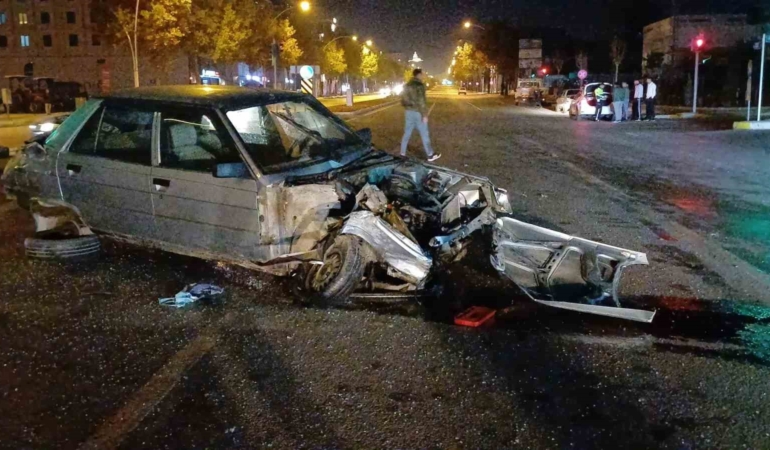 corumda-otomobil-ile-tir-carpisti-1-yarali-OLFtcdmv.jpg
