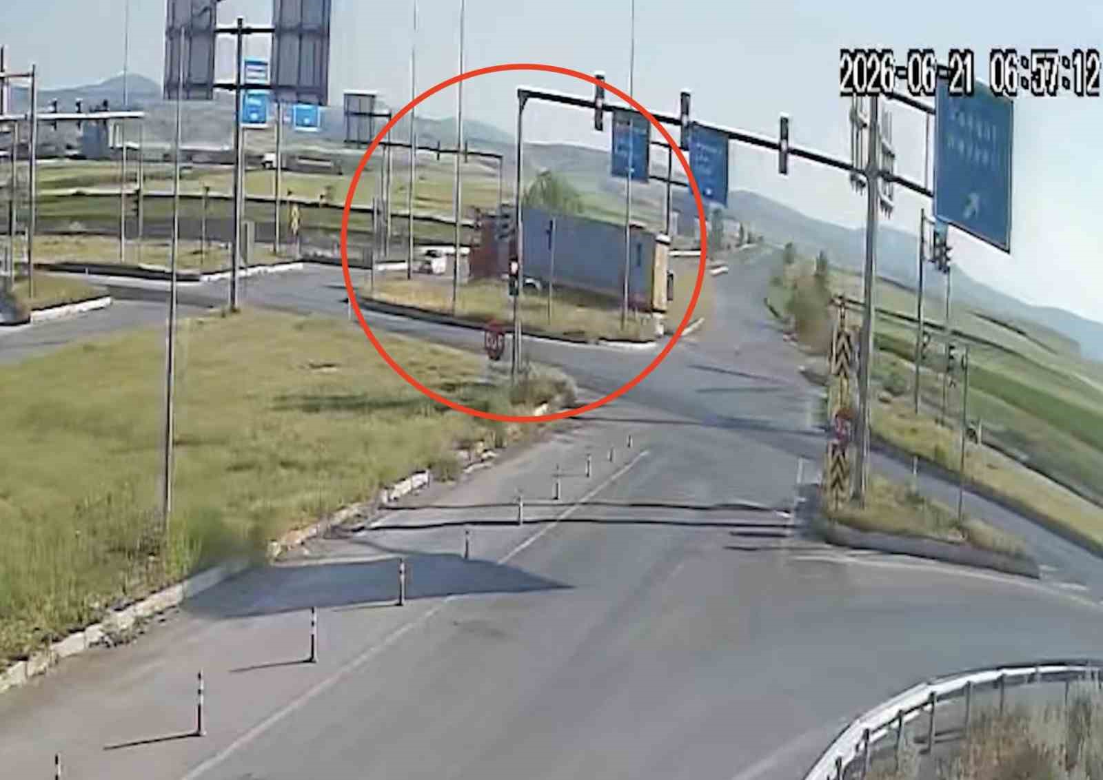 Çorum’da otomobil ile tır kavşakta çarpıştı: 4 yaralı 5 corumda otomobil ile tir kavsakta carpisti 4 yarali 1 dO75nKTj