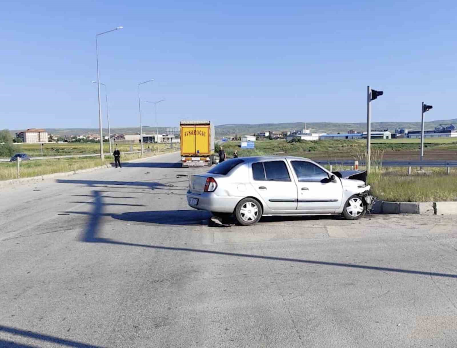Çorum’da otomobil ile tır kavşakta çarpıştı: 4 yaralı 6 corumda otomobil ile tir kavsakta carpisti 4 yarali 2 QIjU7mr7