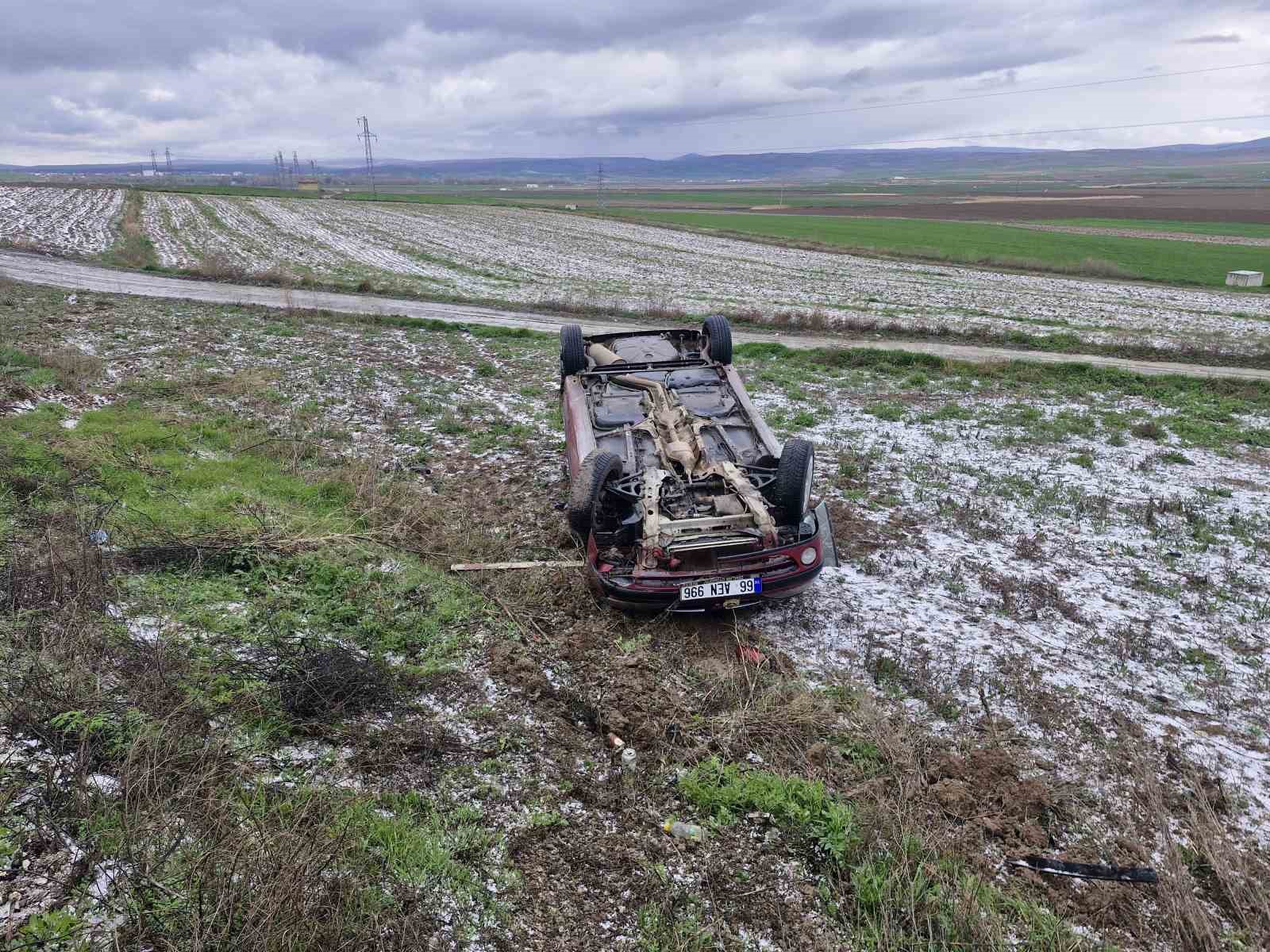corumda otomobil sarampole yuvarlandi 3 yarali 1 6Y8N53j1