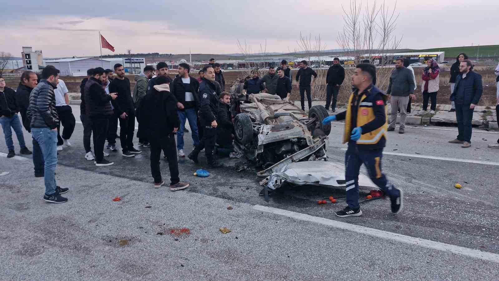 corumda otomobil takla atti 3 yarali 1 XAXUTDRY