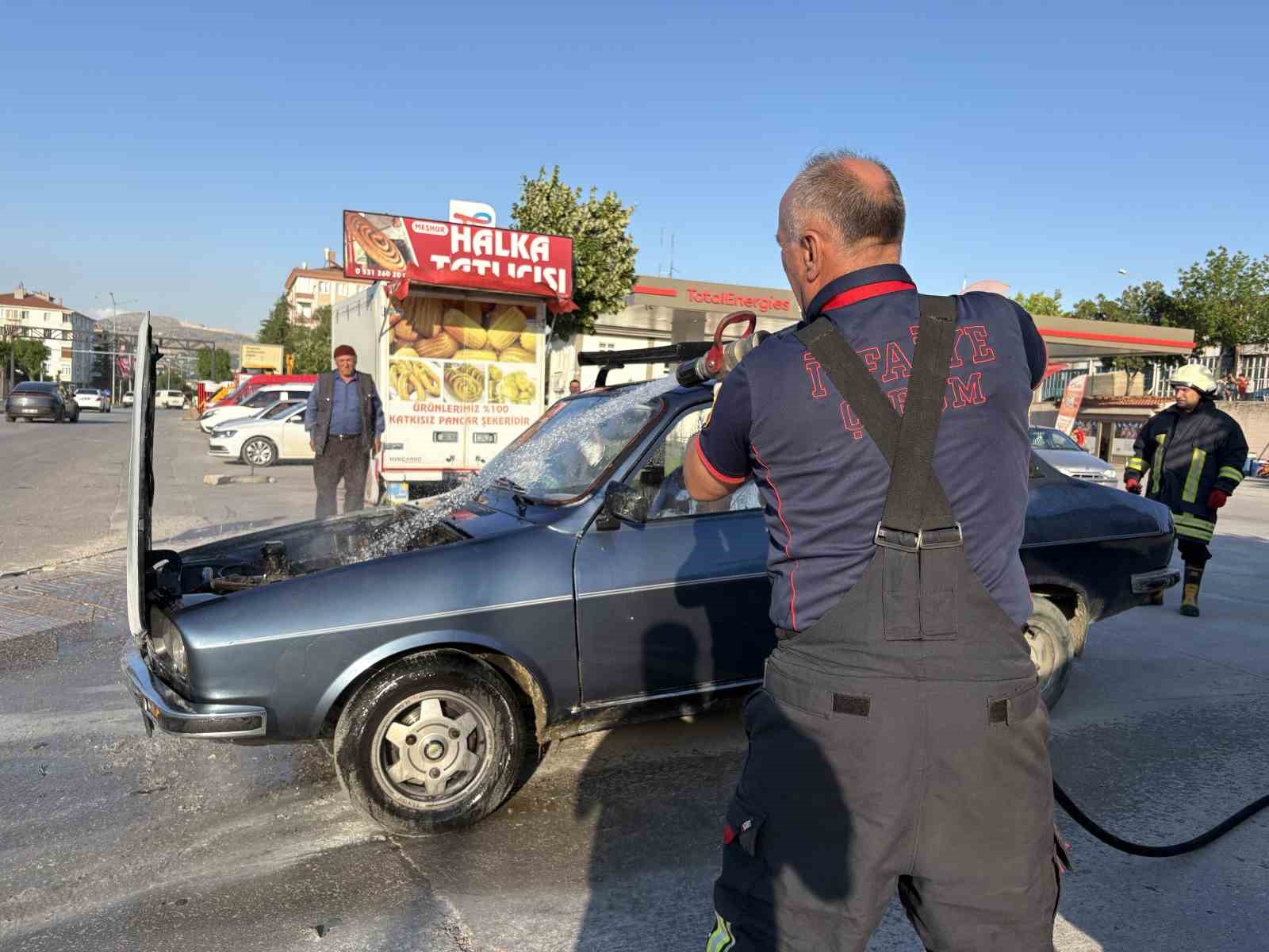 corumda otomobilde cikan yangini vatandaslar sondurdu 2 laFe62U3