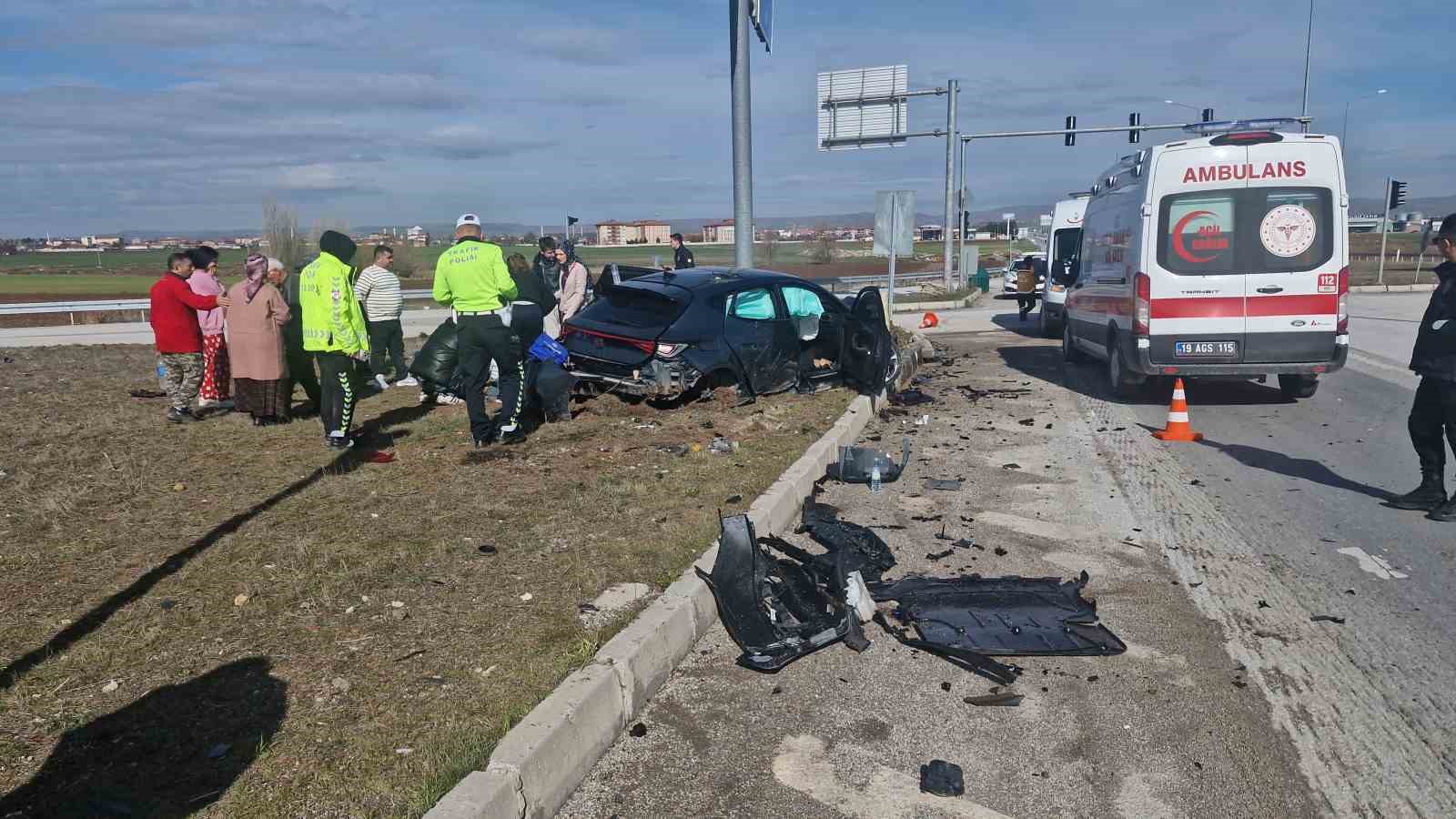 Çorum’da otomobille hafif ticari araç çarpıştı: 1’i çocuk 6 yaralı 4 corumda otomobille hafif ticari arac carpisti 1i cocuk 6 yarali 0