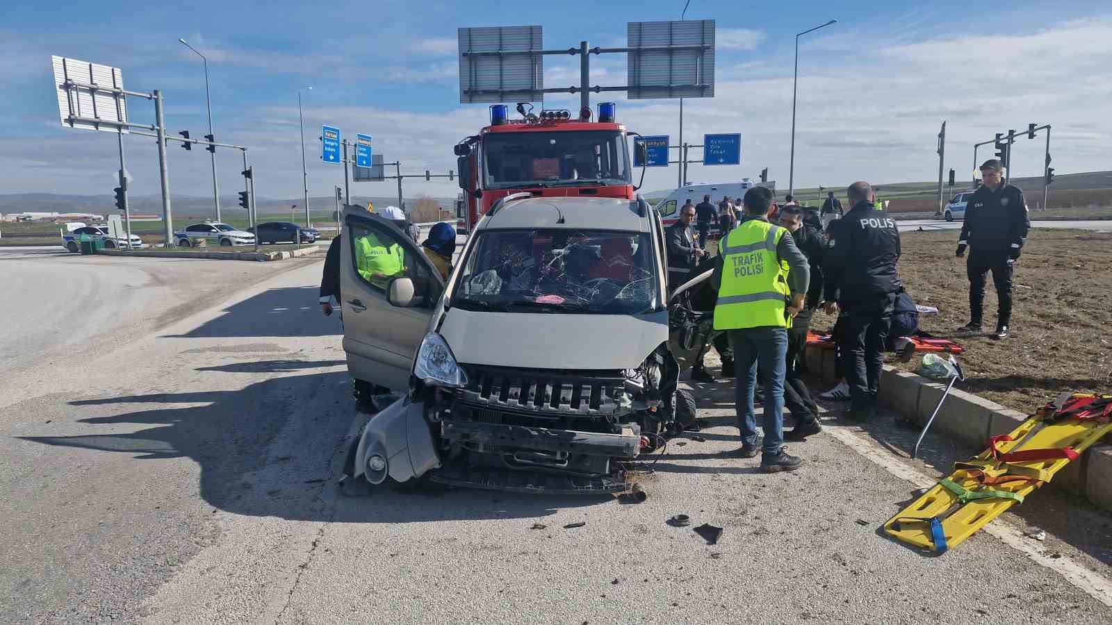 Çorum’da otomobille hafif ticari araç çarpıştı: 1’i çocuk 6 yaralı 6 corumda otomobille hafif ticari arac carpisti 1i cocuk 6 yarali 2 RjNMv1Uq