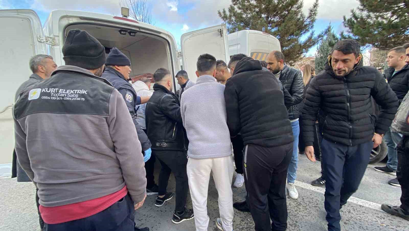 corumda park halindeki otomobilde 30 yasindaki sahis olu bulundu 4 DMPtnPcM