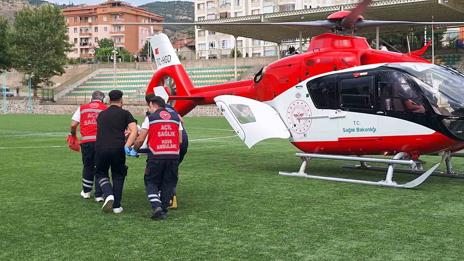 Çorum’da parmağı kopan çocuk için helikopter ambulans havalandı 6 corumda parmagi kopan cocuk icin helikopter ambulans havalandi 2 zQeHqKm6