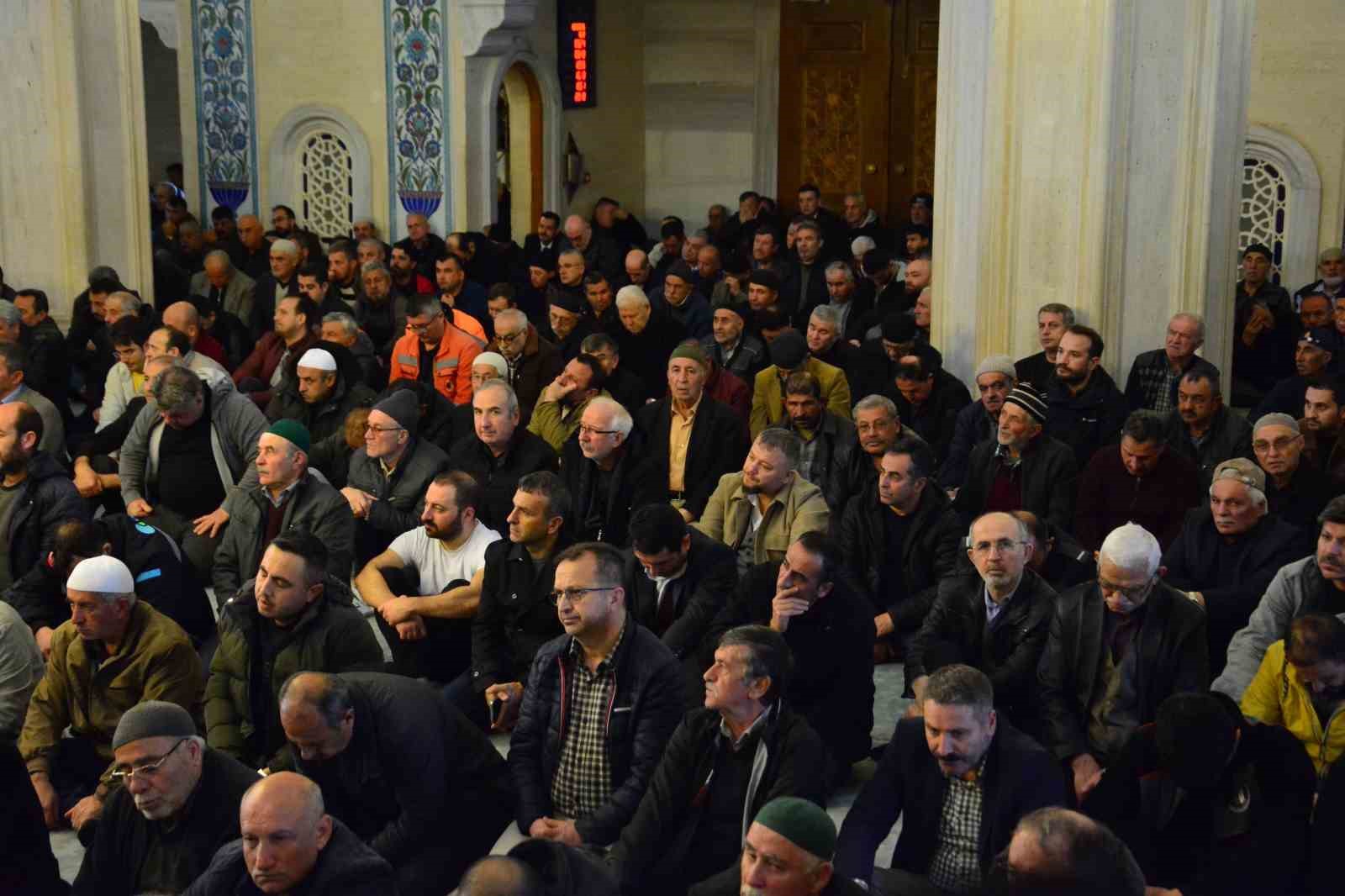 corumda ramazan ayinin son cuma namazinda vatandaslar camilere akin etti 1 KvheKWcd