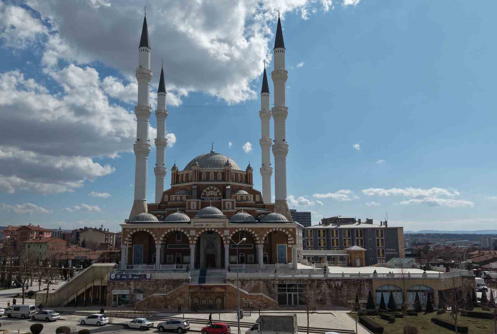 corumda ramazan ayinin son cuma namazinda vatandaslar camilere akin etti 2 nRRvWLF2