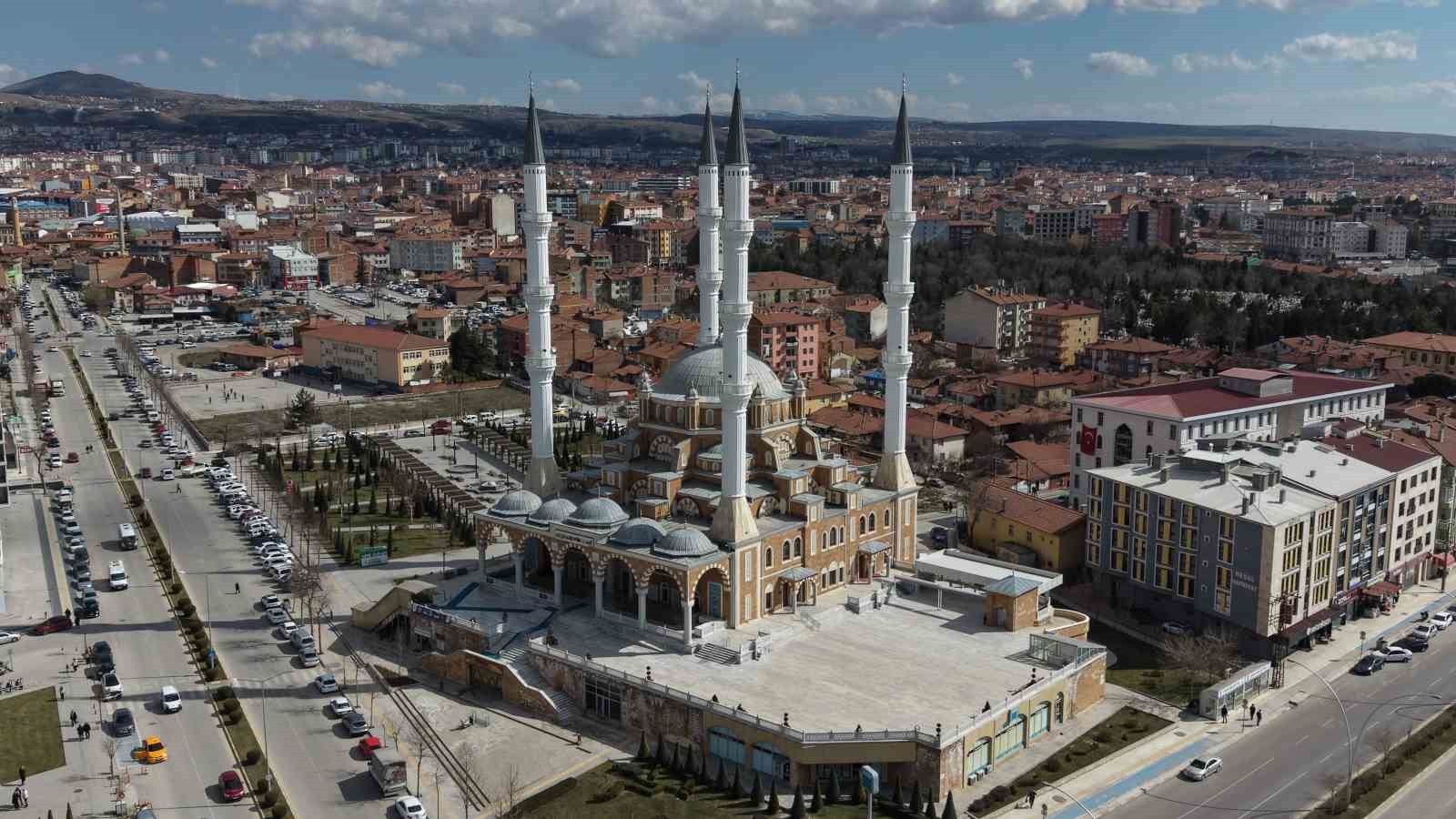 corumda ramazan ayinin son cuma namazinda vatandaslar camilere akin etti 3 sW9GIXmY