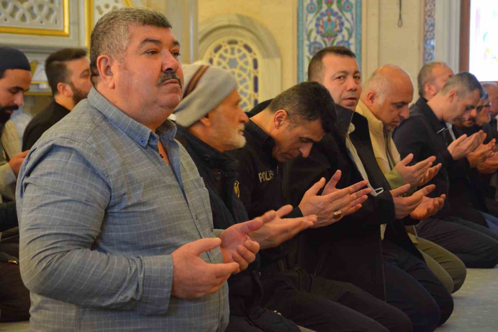 corumda ramazan ayinin son cuma namazinda vatandaslar camilere akin etti 5 nb5mHDw8