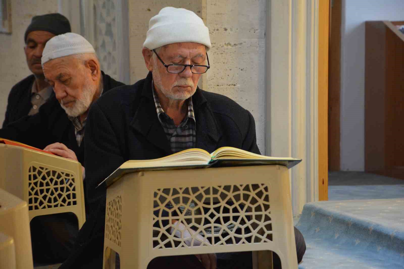 corumda ramazan ayinin son cuma namazinda vatandaslar camilere akin etti 6 HnPNevsL