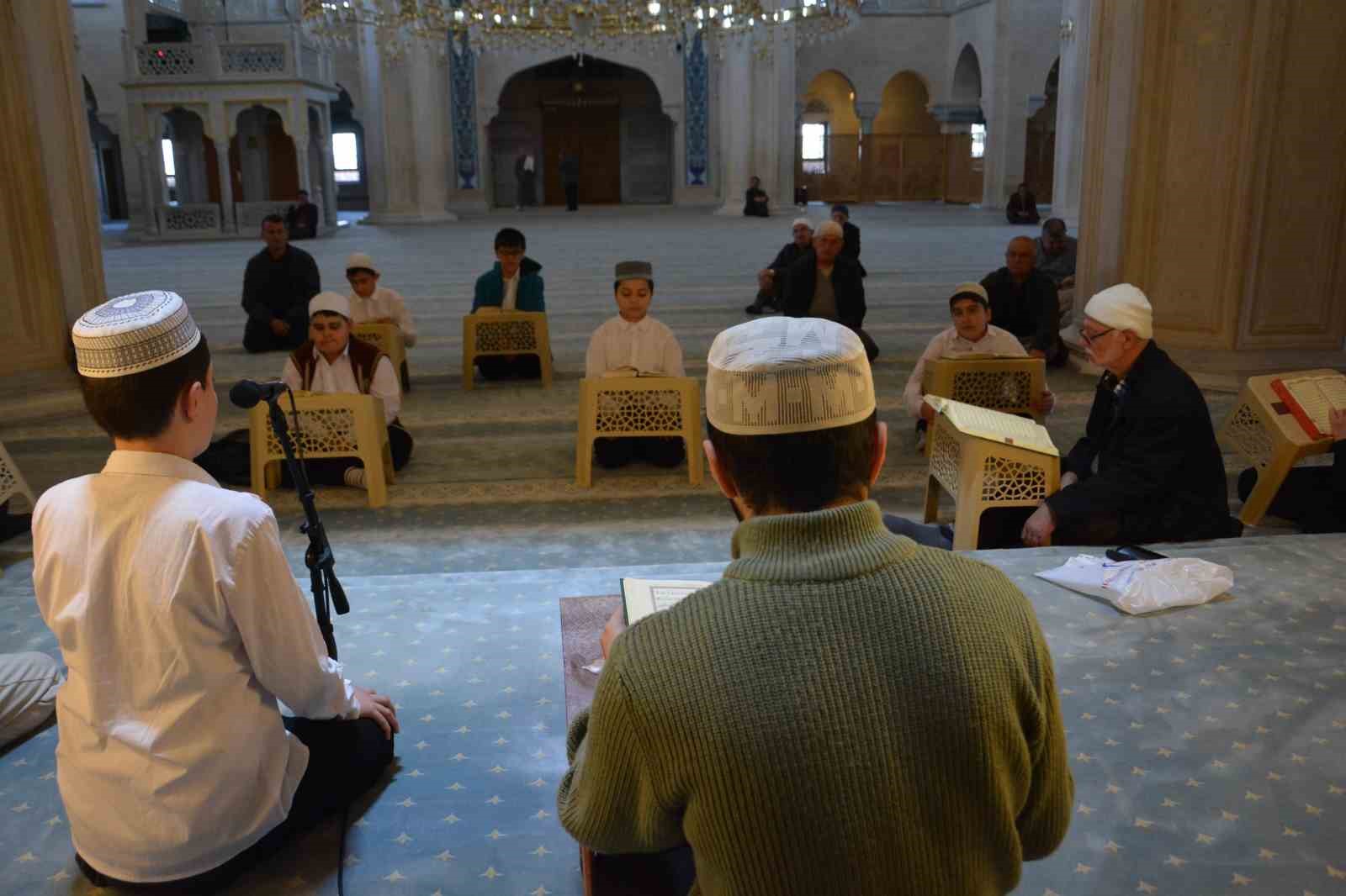 corumda ramazan ayinin son cuma namazinda vatandaslar camilere akin etti 7 gEzYEJaE